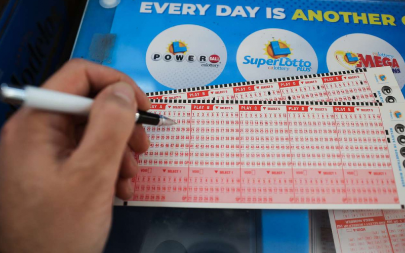 Michigan man wins massive Powerball payout